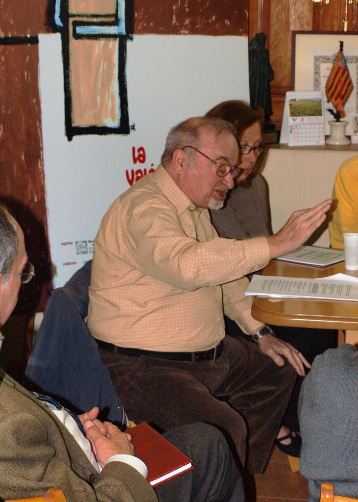 Josep Bea, autor de l'obra, en un moment de la llectura.